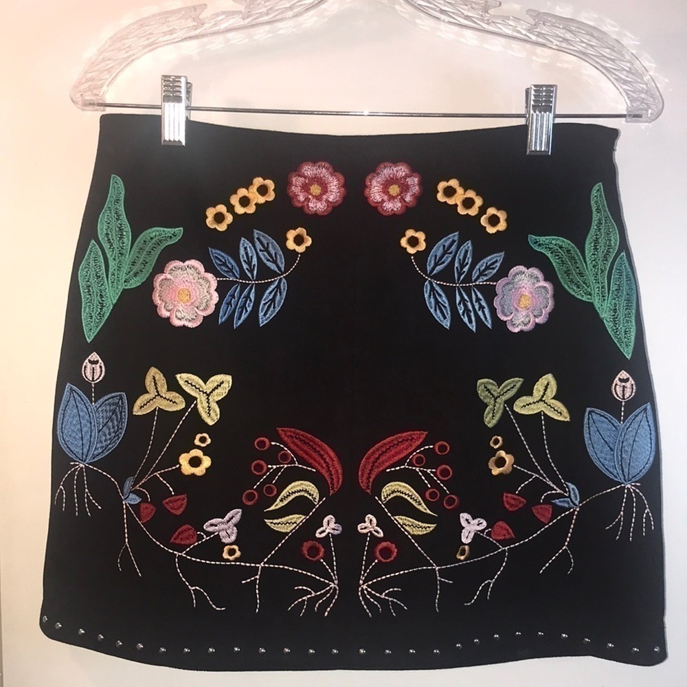 Gianni Bini Black Floral Vegan Faux Suede Embroidered Skirt Size Small